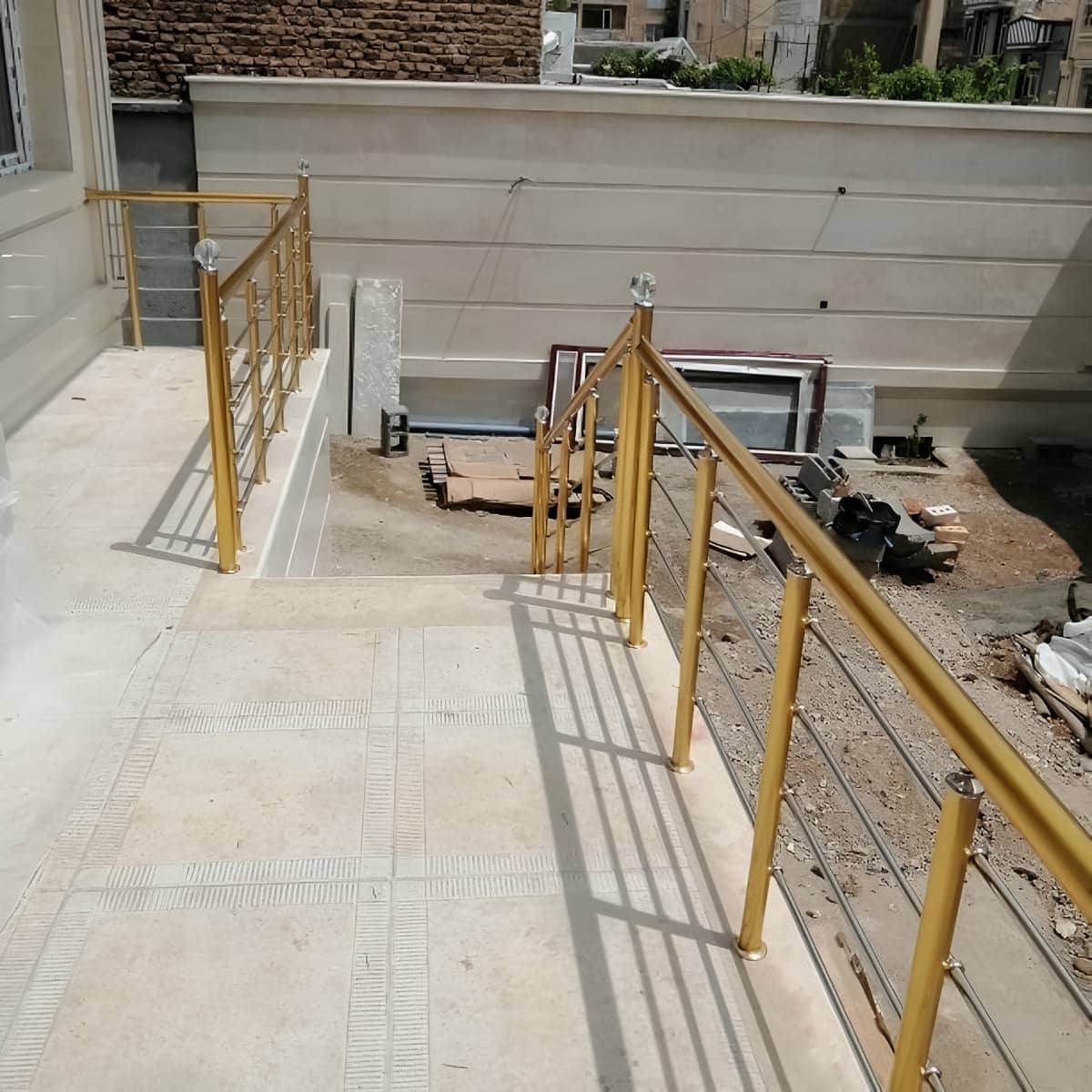 نرده استیل تراس ضدزنگ با پایه های محکم روی کف تراس نرده استیل تراس ضدزنگ با پایه های محکم روی کف تراس