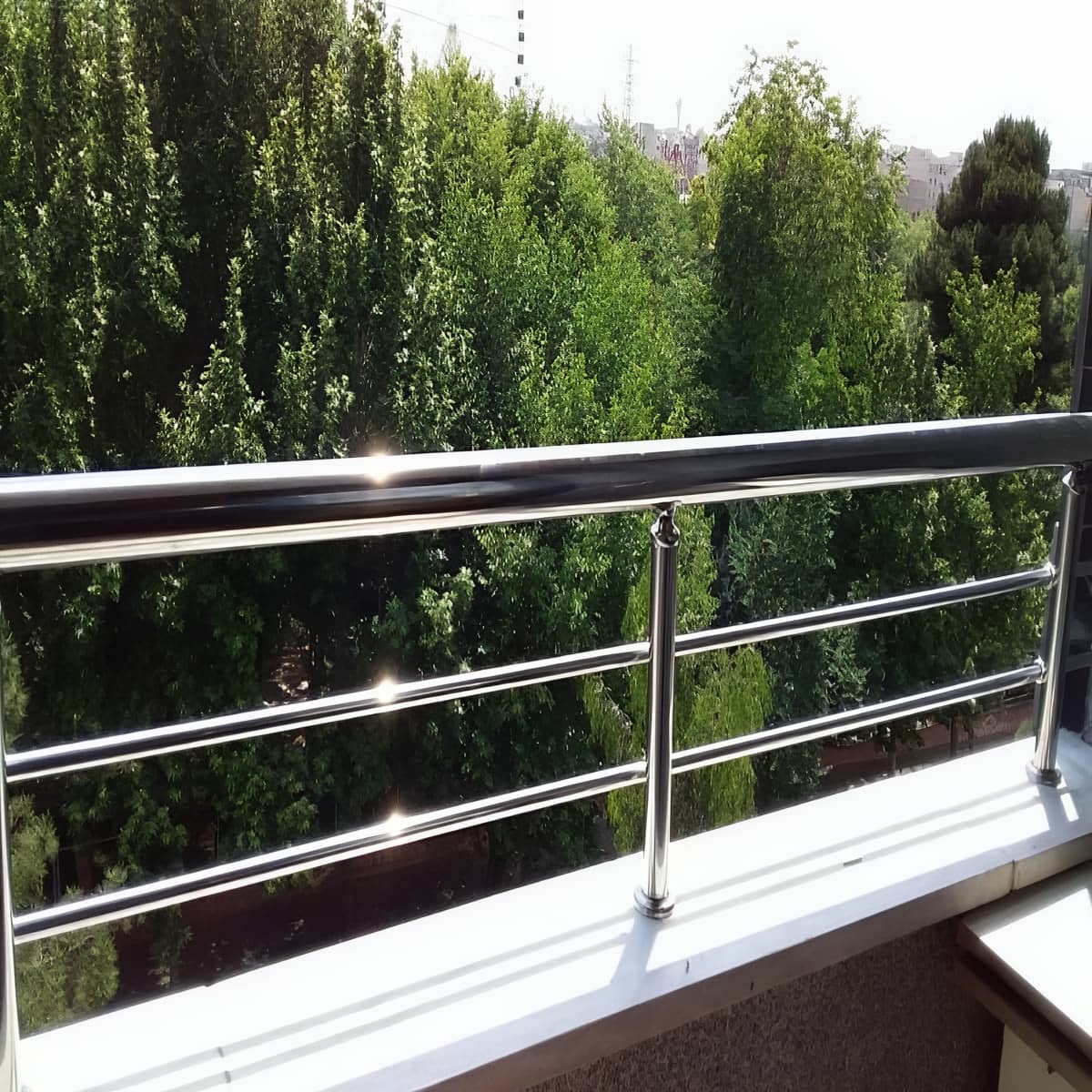 نرده استیل تراس ضدزنگ با اجرای عمودی و ظاهر ایمن نرده استیل تراس ضدزنگ با اجرای عمودی و ظاهر ایمن