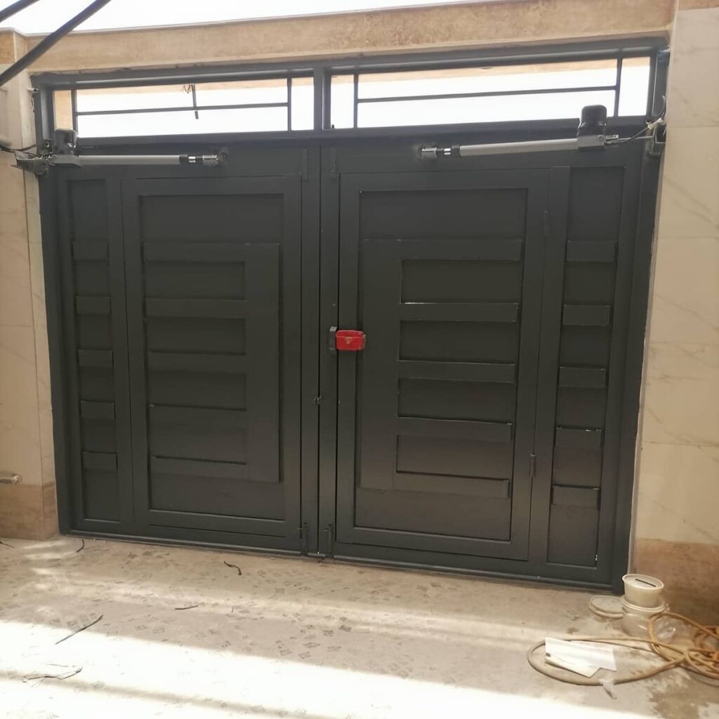 جک سنگین درب حیاط با فتوسل ایمنی کنار مسیر