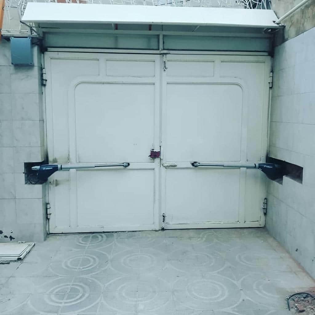 نصب درب برقی حیاط اتوماتیک با رنگ مقاوم روی قطعات فلزی