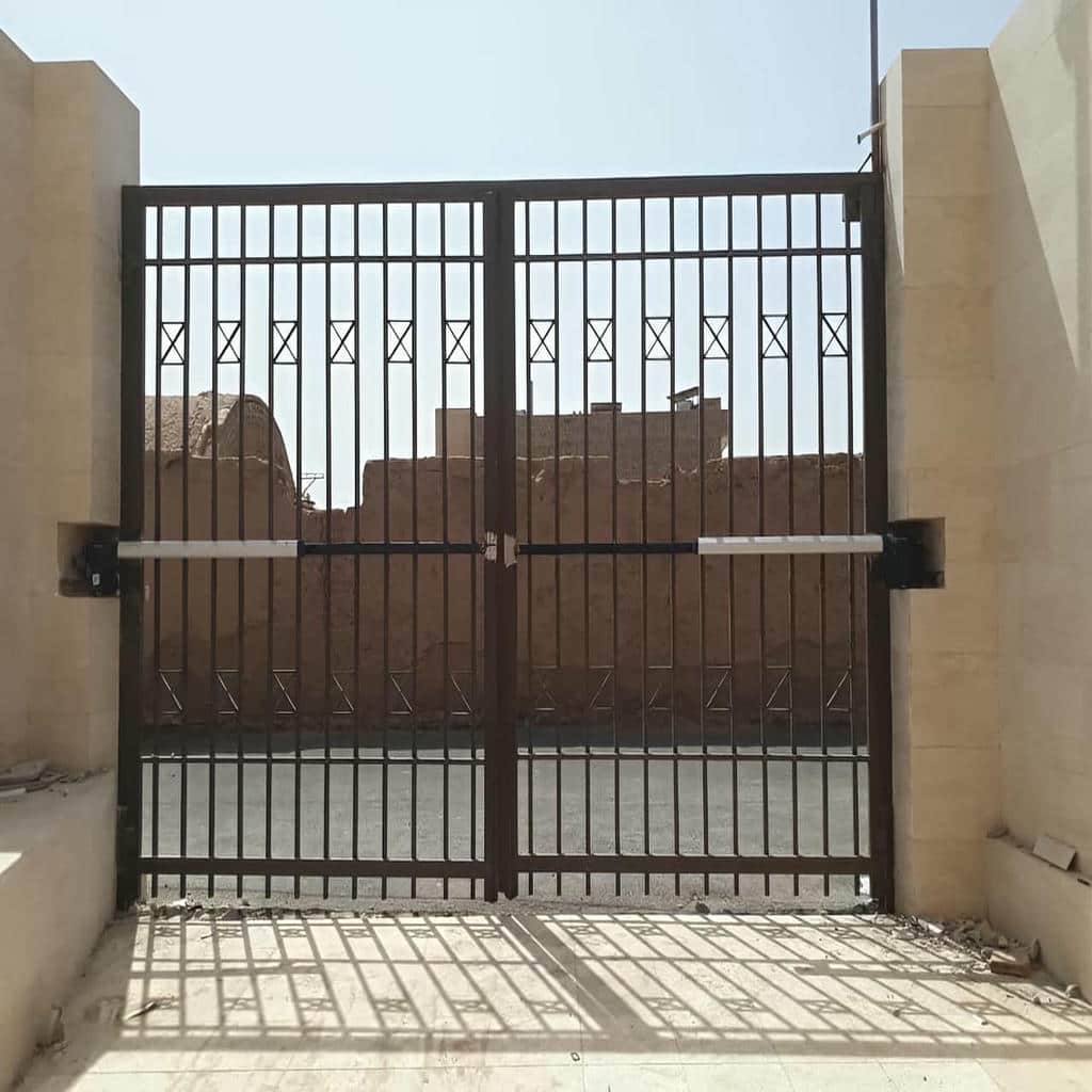 درب برقی پارکینگ اتوماتیک با برد کنترل داخل جعبه محافظ