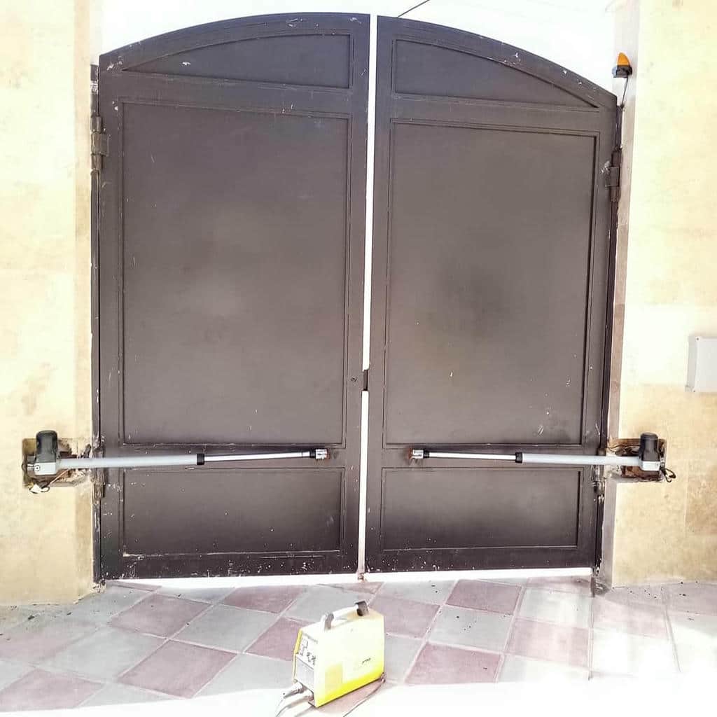 جک درب پارکینگ ایتالیایی با برد کنترل داخل جعبه محافظ