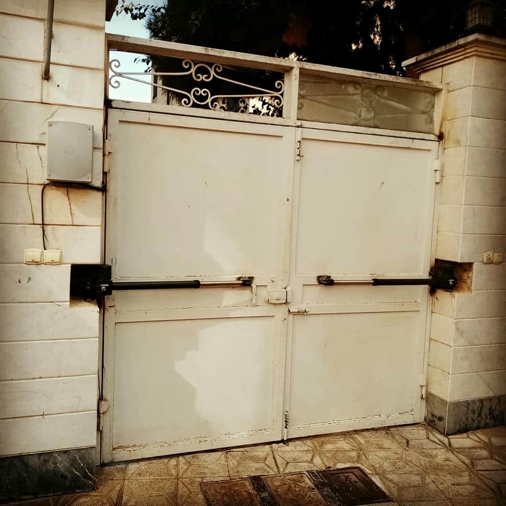فتوسل جک پارکینگ با تست ایمنی هنگام عبور خودرو