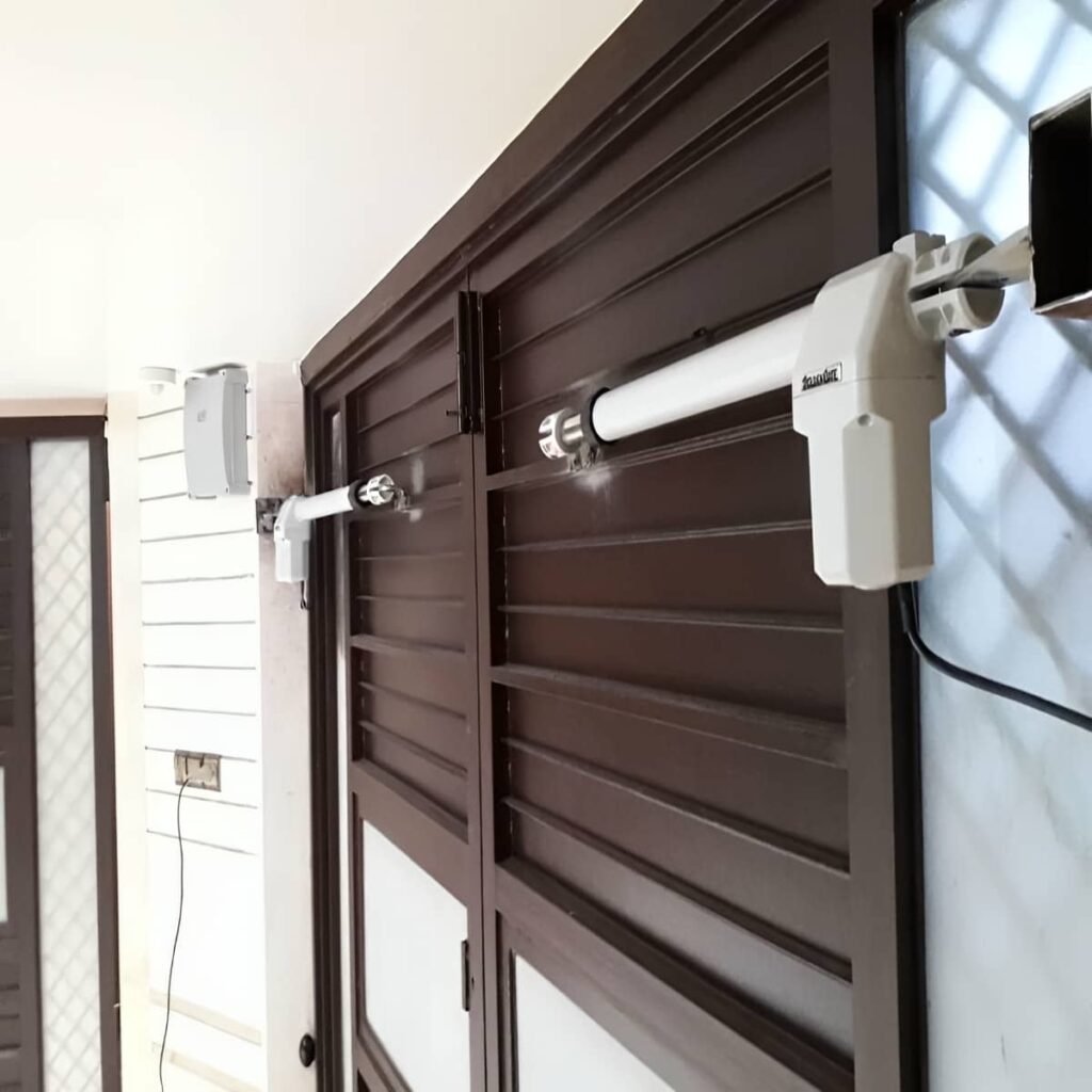 جک درب دو لنگه پارکینگی با قفل برقی نصب شده روی لنگه