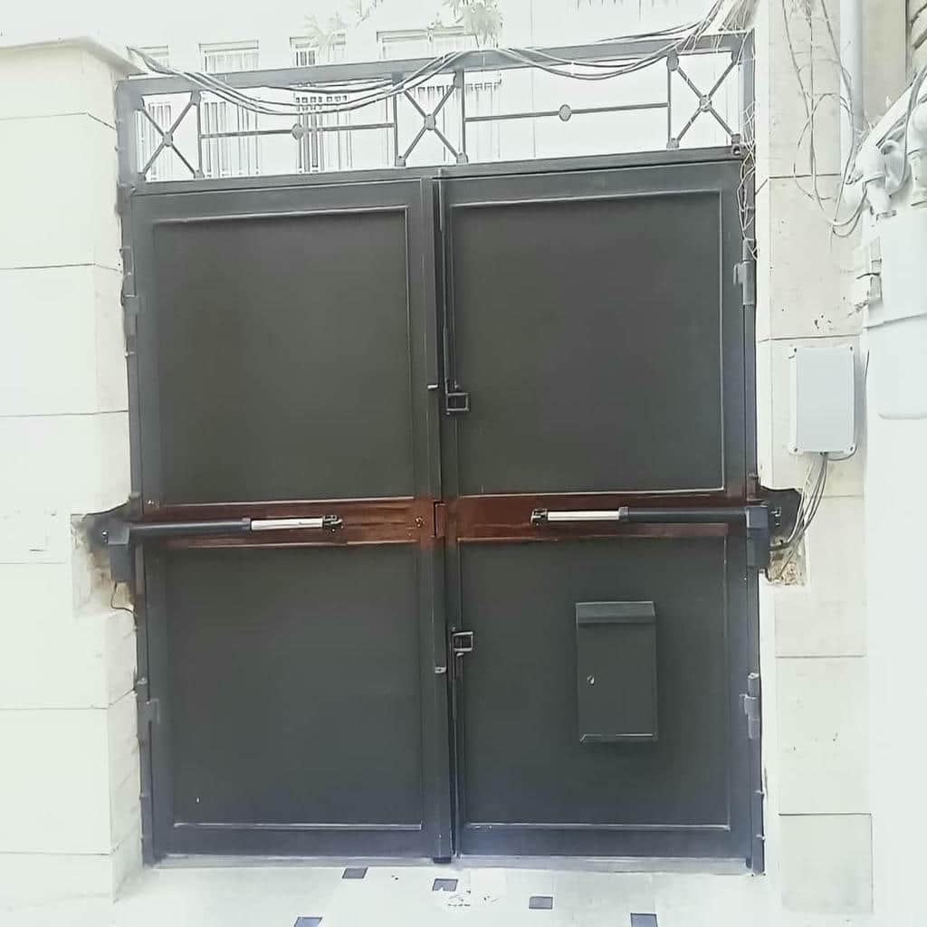 درب برقی حیاط اتوماتیک با یراق مناسب برای تردد روزانه