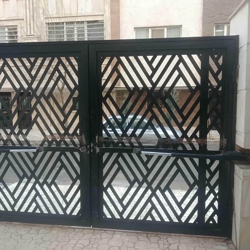 جک درب دو لنگه پارکینگی با فتوسل ایمنی کنار مسیر