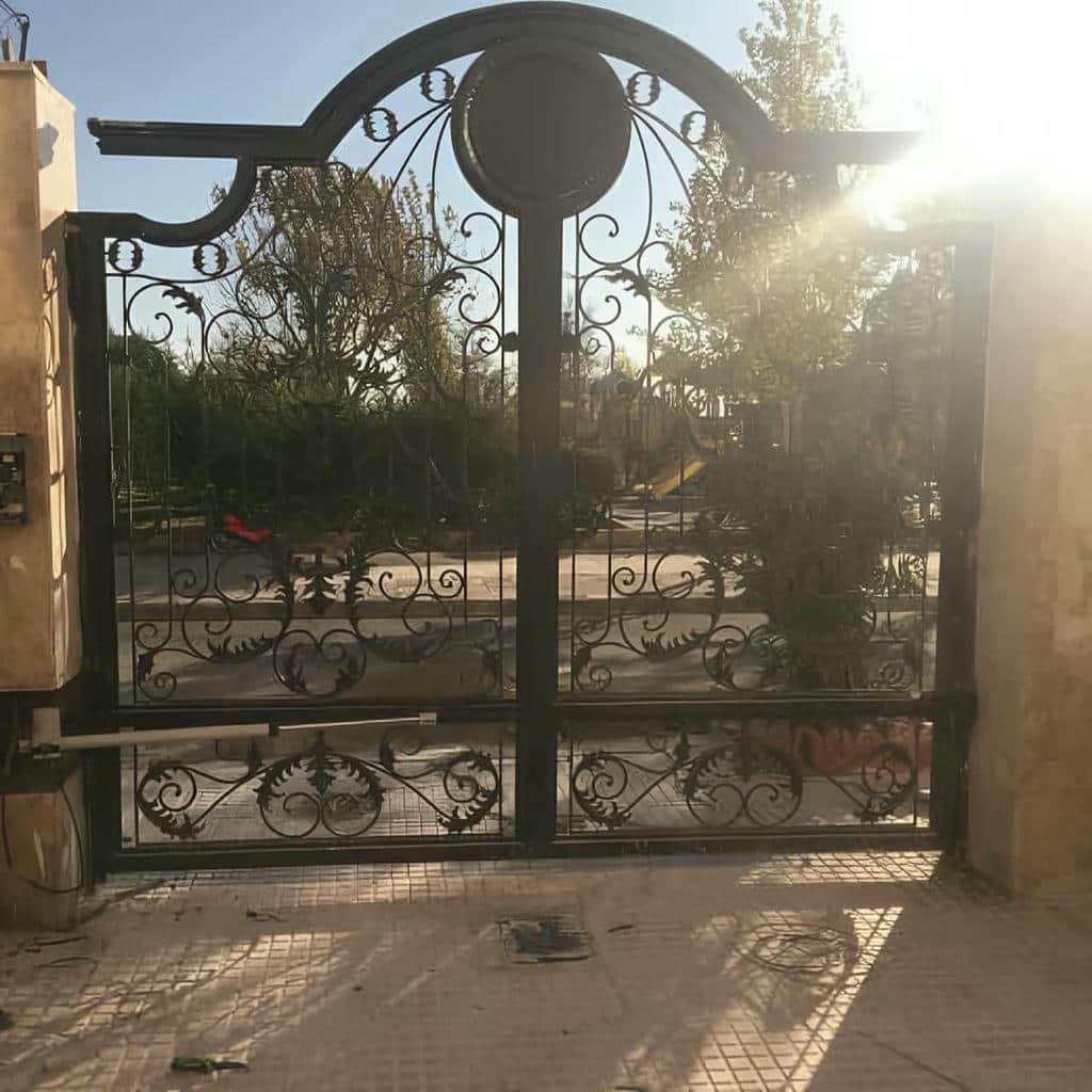 جک درب پارکینگ ایتالیایی با یراق مناسب برای تردد روزانه