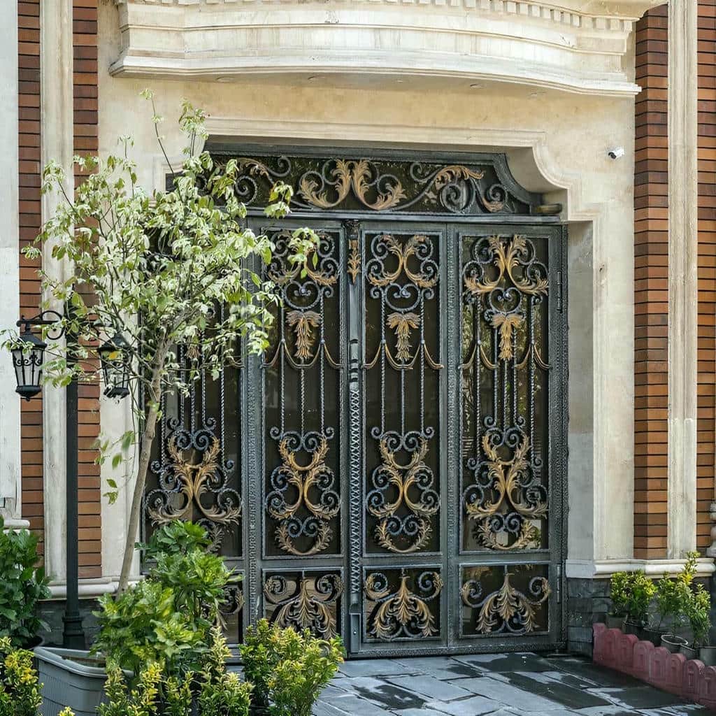 درب بزرگ حیاط با جوشکاری تمیز روی شاسی