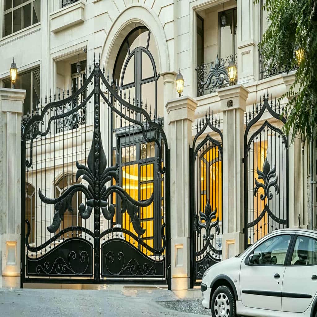 درب حیاط سفید طلایی با پوشش ضد زنگ