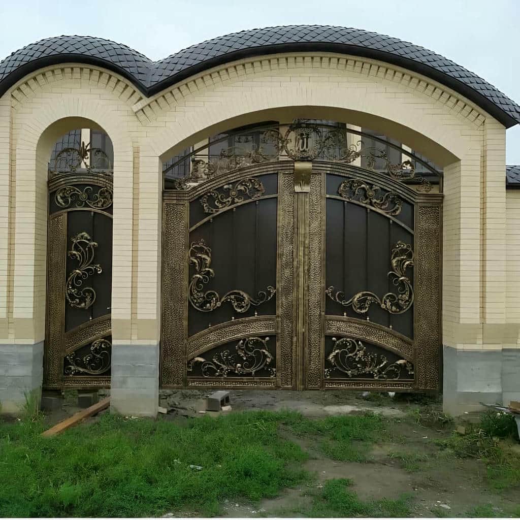 درب حیاط سفید طلایی با ریل تراز و حرکت روان