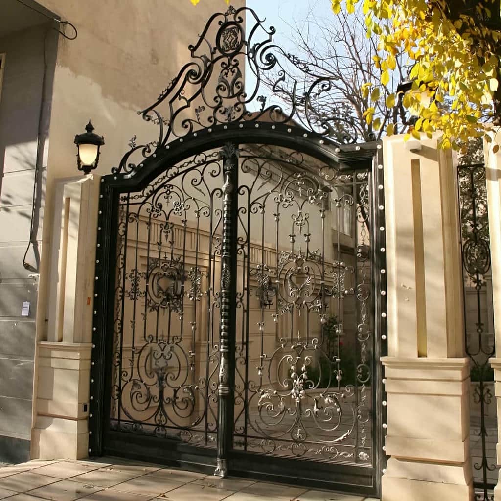 درب ساده و شیک حیاط با ریل روان مخصوص پارکینگ