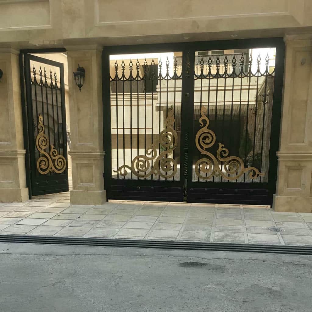 درب پارکینگ ساختمانی با نصب دقیق روی ستون