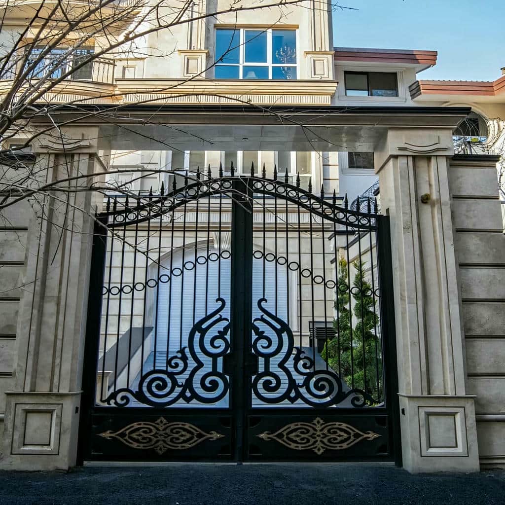 درب ویلایی سفید طلایی با ریل صاف برای پارکینگ
