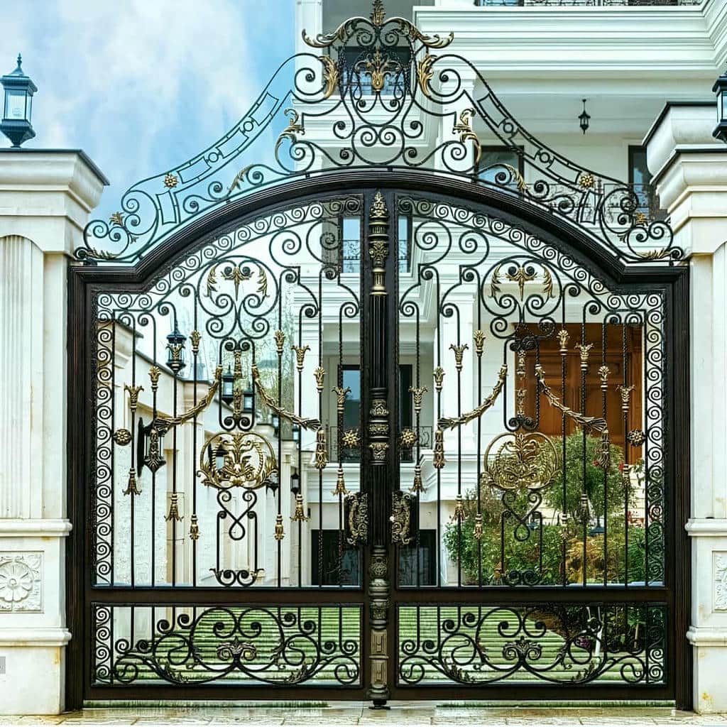 درب فرفورژه حیاط با برش دقیق قطعات آهنی