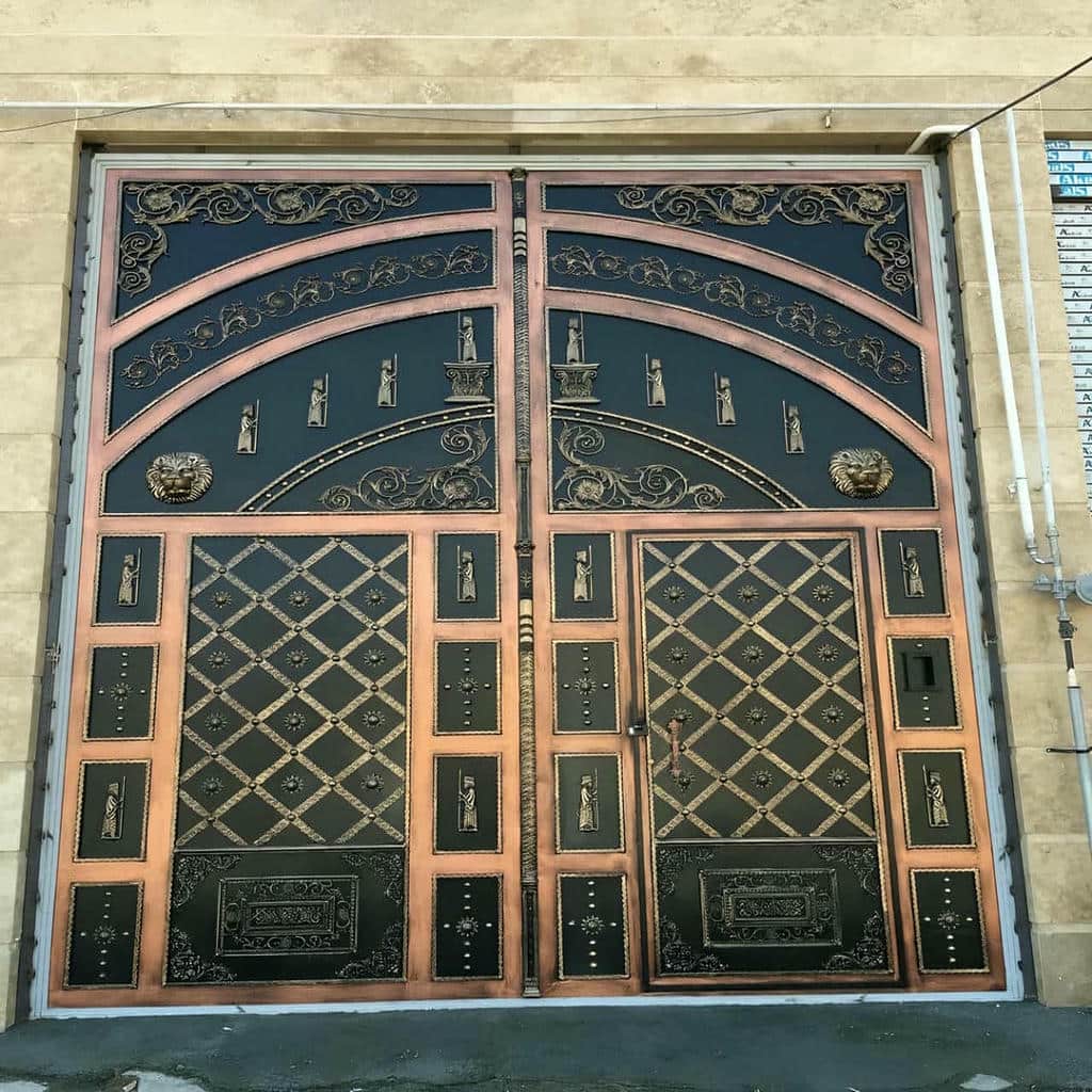 درب طرح چوب حیاط با یراق هماهنگ و کاربردی