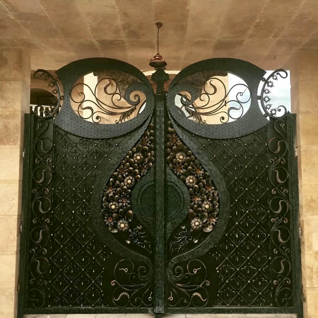 درب طرح چوب حیاط نصب شده روی ورودی پارکینگ