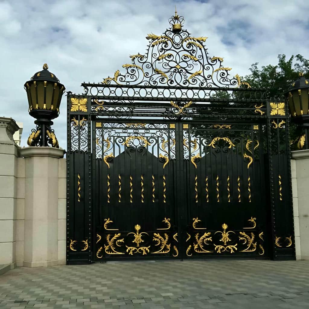 درب ساده و شیک حیاط با برش دقیق قطعات آهنی