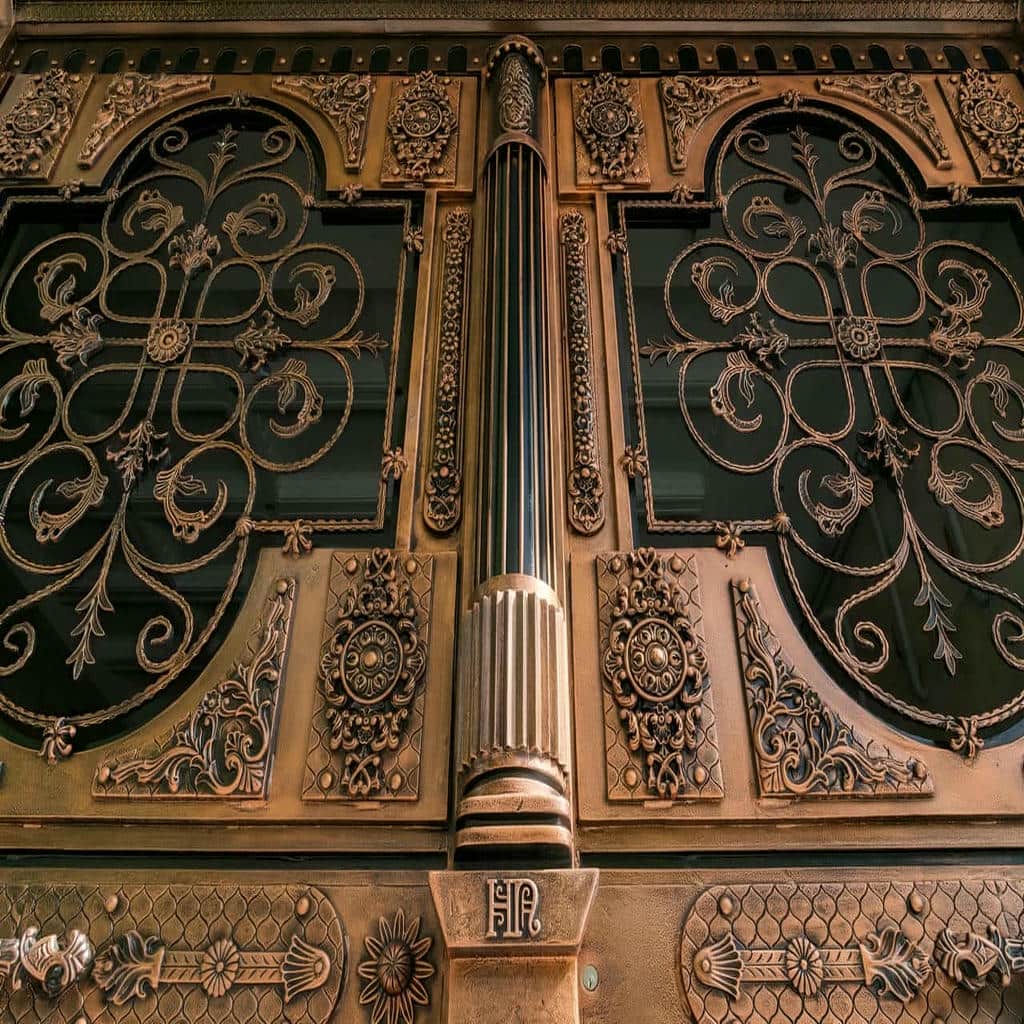 درب حیاط سفید طلایی با قفل ایمن و دستگیره طلایی