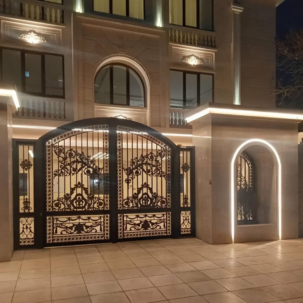 درب ویلایی مشکی طلایی با ریل صاف برای پارکینگ