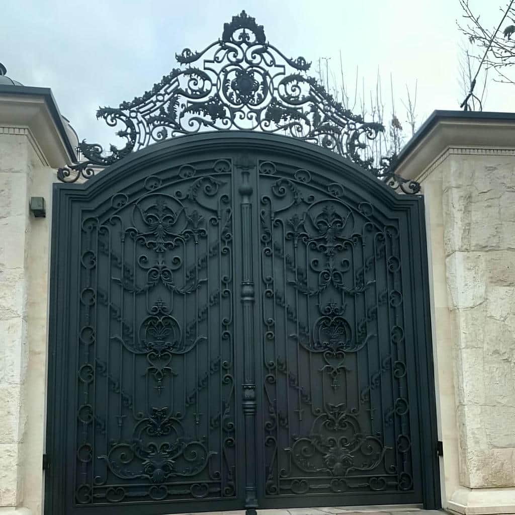 درب حیاط مشکی با ریل تراز و حرکت روان