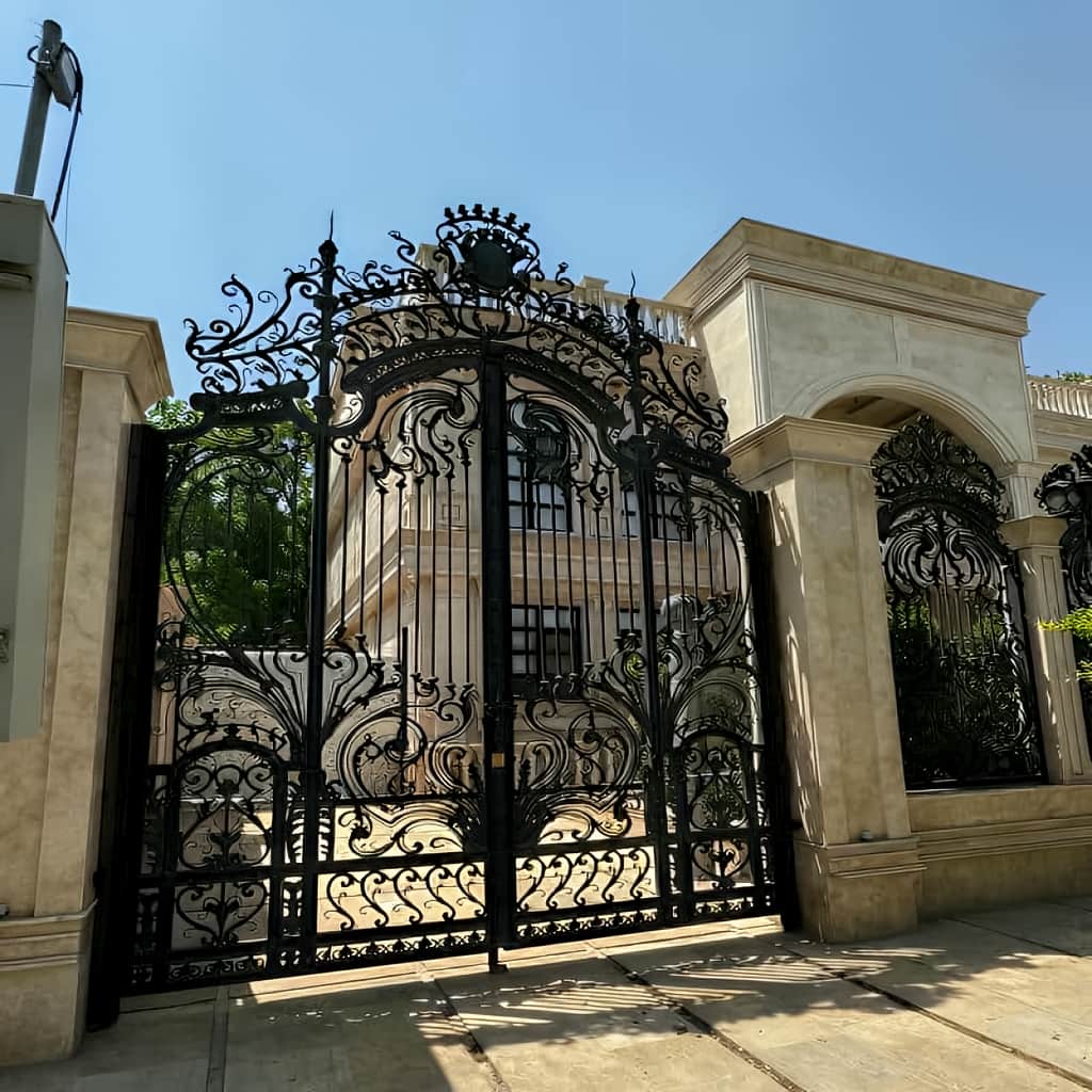 درب پارکینگ کشویی کلاسیک با طرح قوس دار