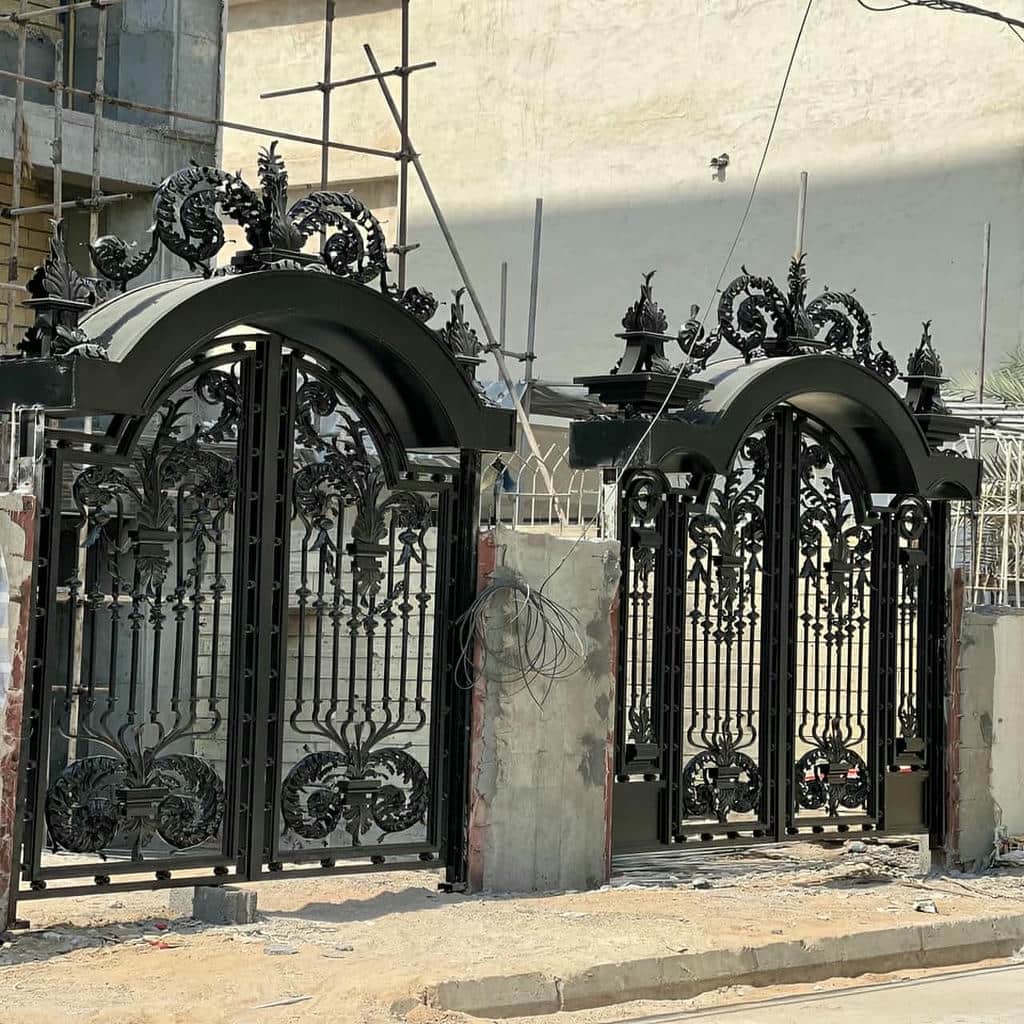 درب حیاط مشکی با قفل ایمن و دستگیره هم‌رنگ