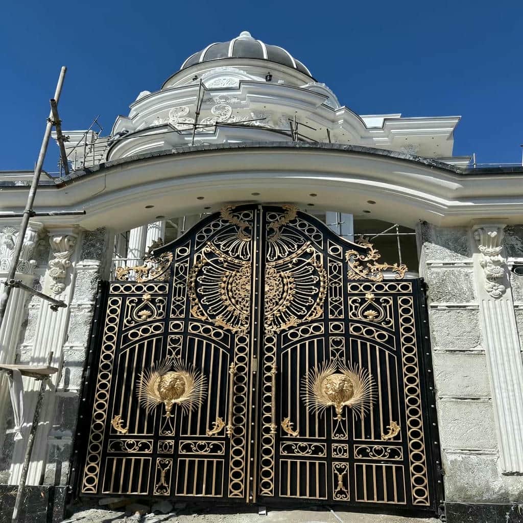 درب ماشین رو ویلایی با نصب تراز روی ستون فلزی