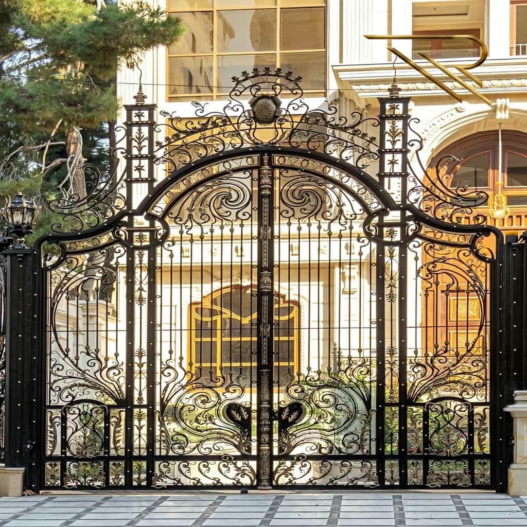 درب آهنی حیاط با قاب بندی کلاسیک