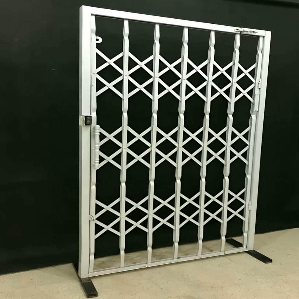 نرده آکاردئونی در حال بررسی نمونه کار پیش از سفارش نرده آکاردئونی در حال بررسی نمونه کار پیش از سفارش