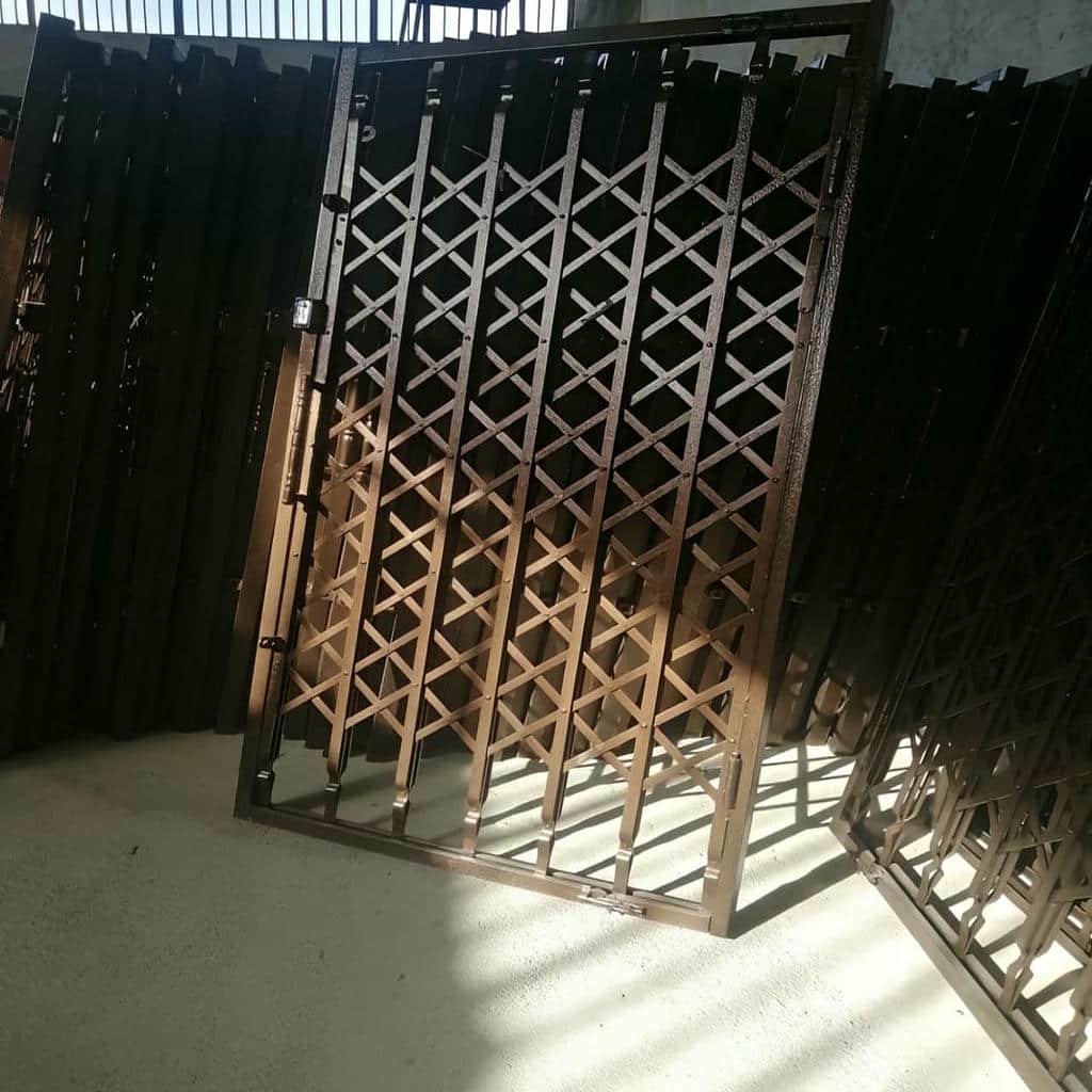 حفاظ درب آکاردئونی سفارشی متناسب با ابعاد چهارچوب در استان کرمانشاه