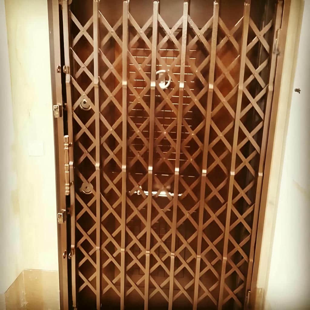 حفاظ درب آکاردئونی فلزی مشکی برای کنترل ورودی ساختمان در استان یزد