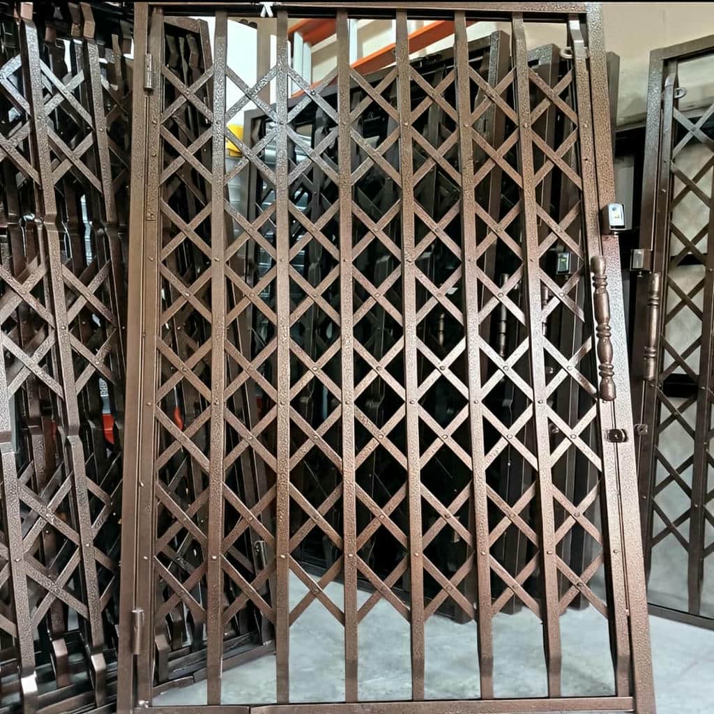 حفاظ آکاردئونی برای درب‌ها