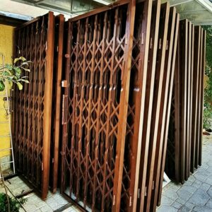 حفاظ ضربدری آکاردئونی در مرحله اندازه گیری ورودی ساختمان قدیمی