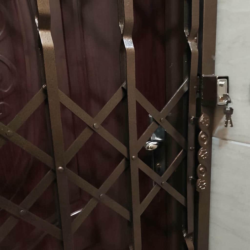 تأثیر تقویت درب آکاردئونی بر ایمنی منزل
