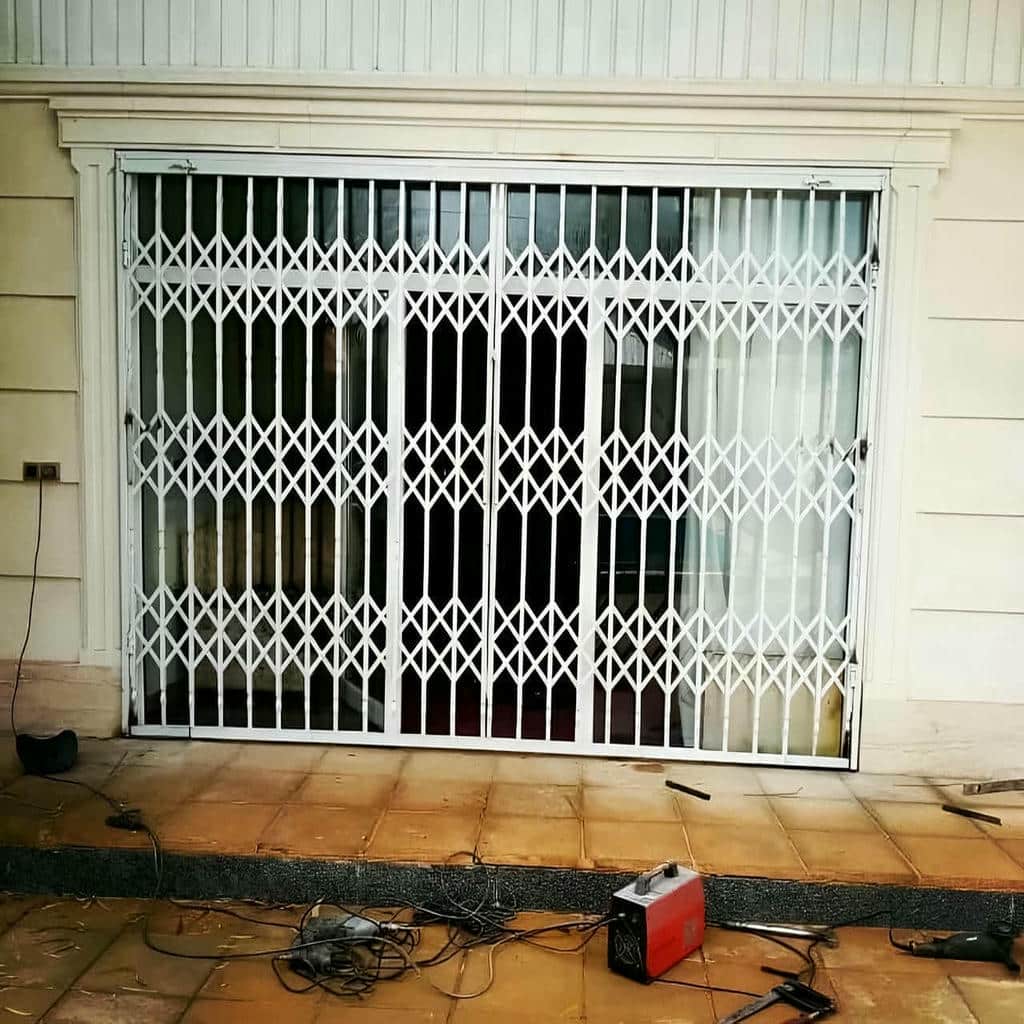 حفاظ درب آکاردئونی جمع شونده مناسب فضای پاگرد در ایلام حفاظ درب آکاردئونی جمع شونده مناسب فضای پاگرد در ایلام