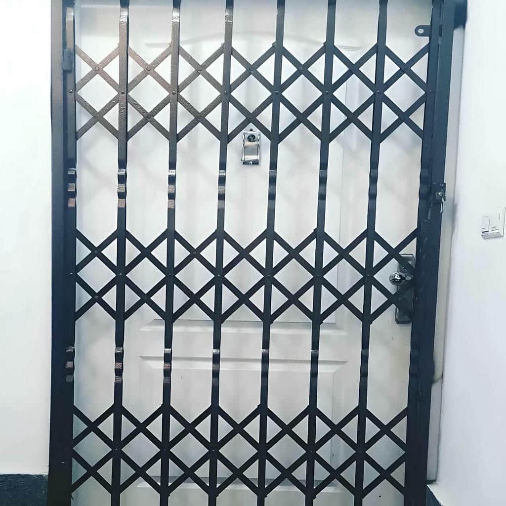 حفاظ درب آکاردئونی ساده مناسب استفاده روزانه در استان یزد
