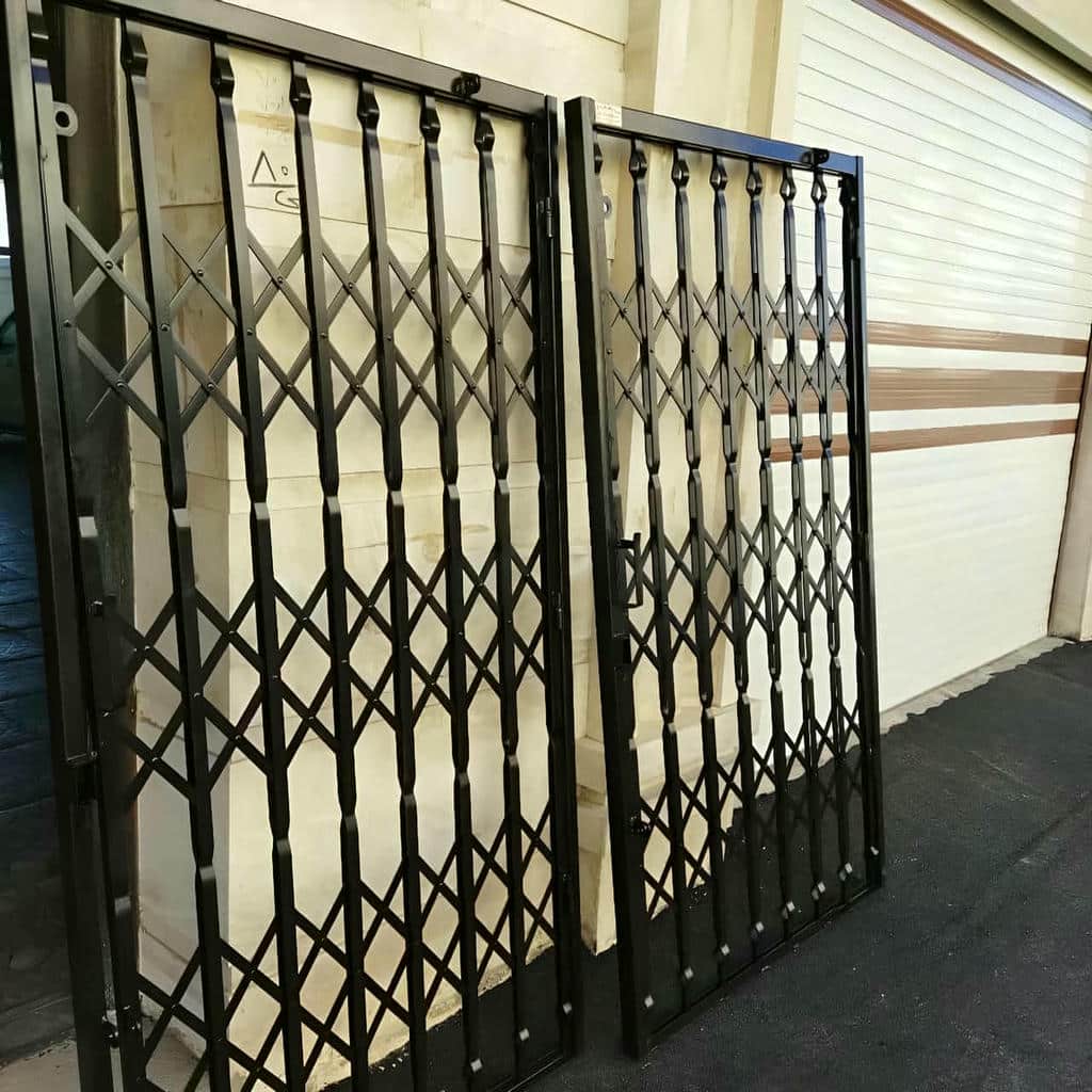 حفاظ درب آکاردئونی سفید با طرح ساده برای ورودی مسکونی در استان اردبیل