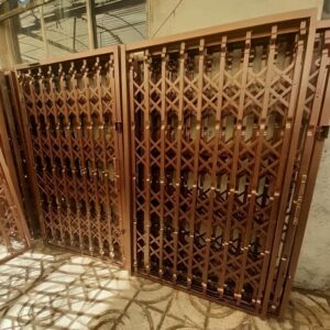 حفاظ درب آکاردئونی فلزی مشکی برای کنترل ورودی ساختمان در استان چهارمحال و بختیاری
