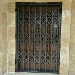 حفاظ درب آکاردئونی فلزی مشکی برای کنترل ورودی ساختمان در بندرعباس