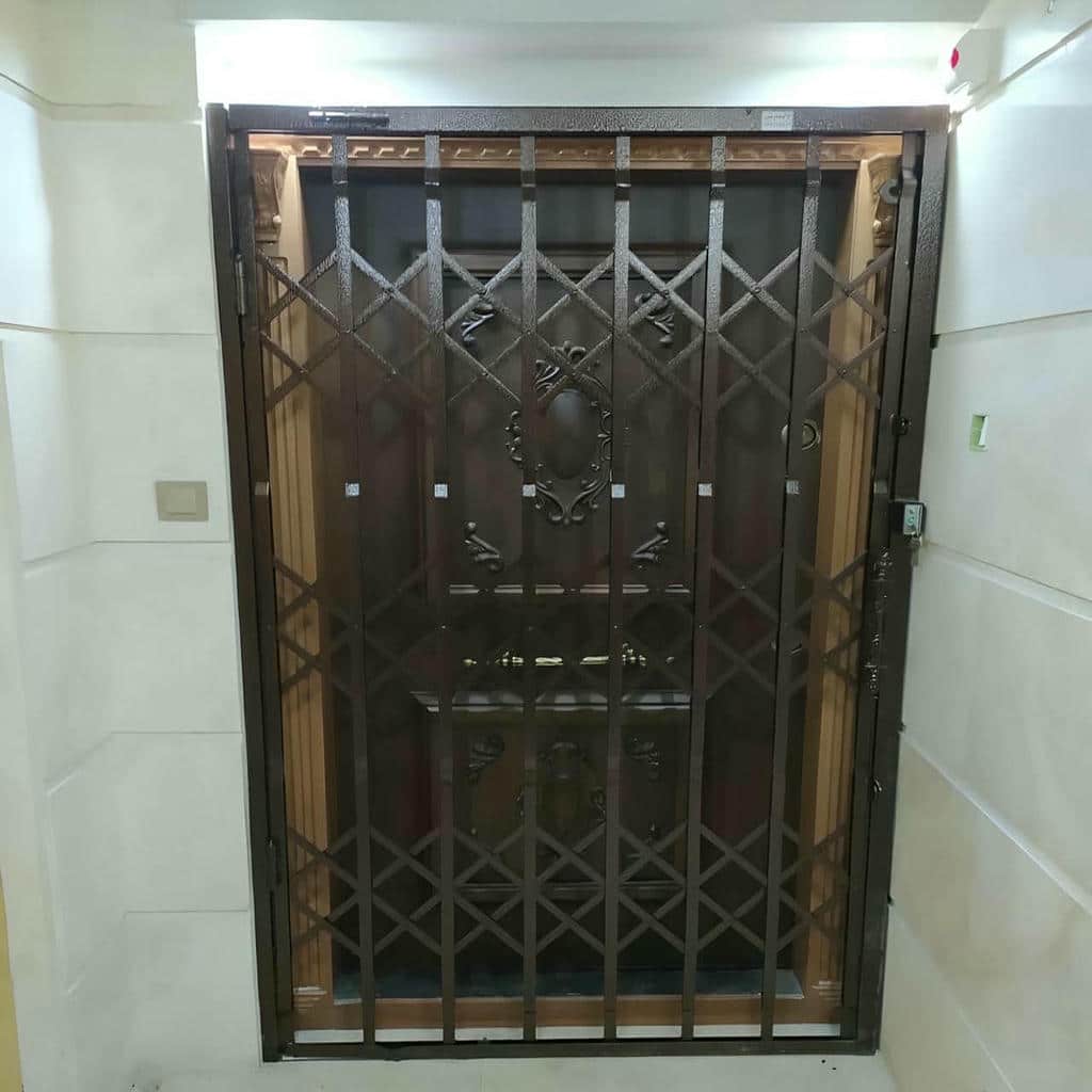 حفاظ جمع شونده با بخش متحرک جمع شده کنار درب
