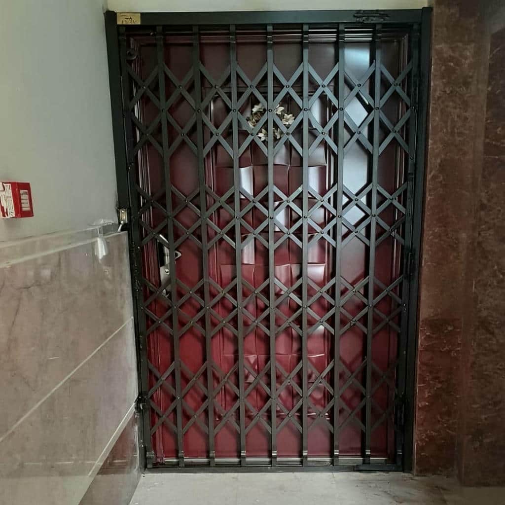 حفاظ درب آکاردئونی سفید با حرکت روان برای استفاده روزانه در استان ایلام