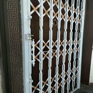 نرده آکاردئونی در مرحله اندازه گیری ورودی پروژه نوساز