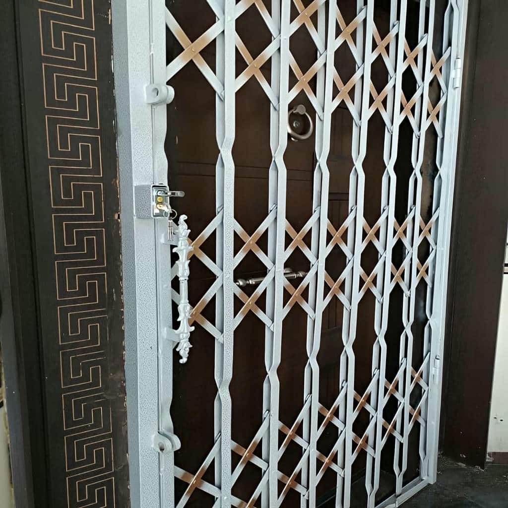 نرده آکاردئونی در مرحله اندازه گیری ورودی پروژه نوساز