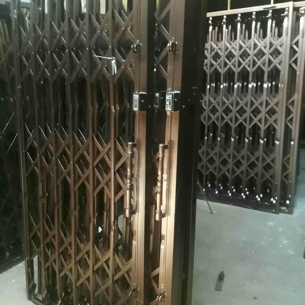 حفاظ درب آکاردئونی سفارشی با ظاهر لوکس برای ورودی ساختمان در یاسوج