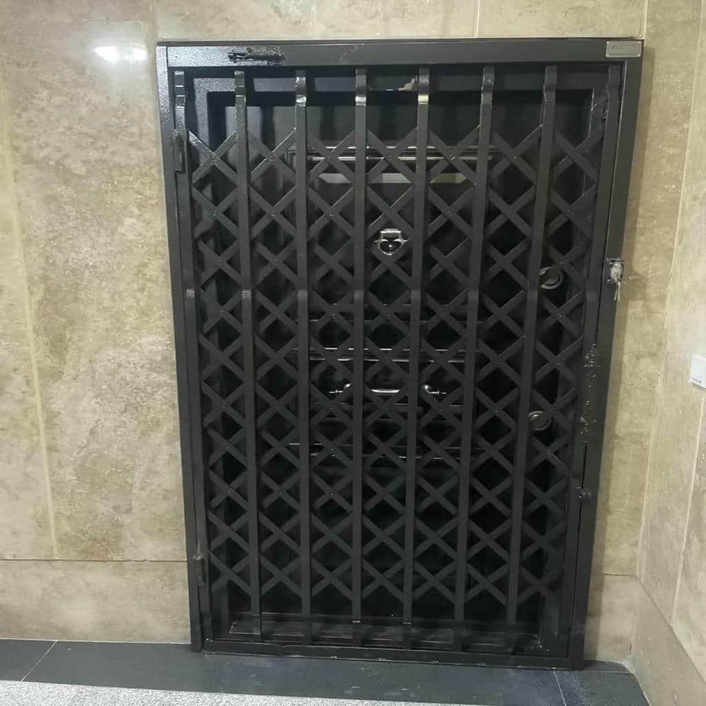 حفاظ کشویی ایرانی با چهارچوب فلزی نصب شده