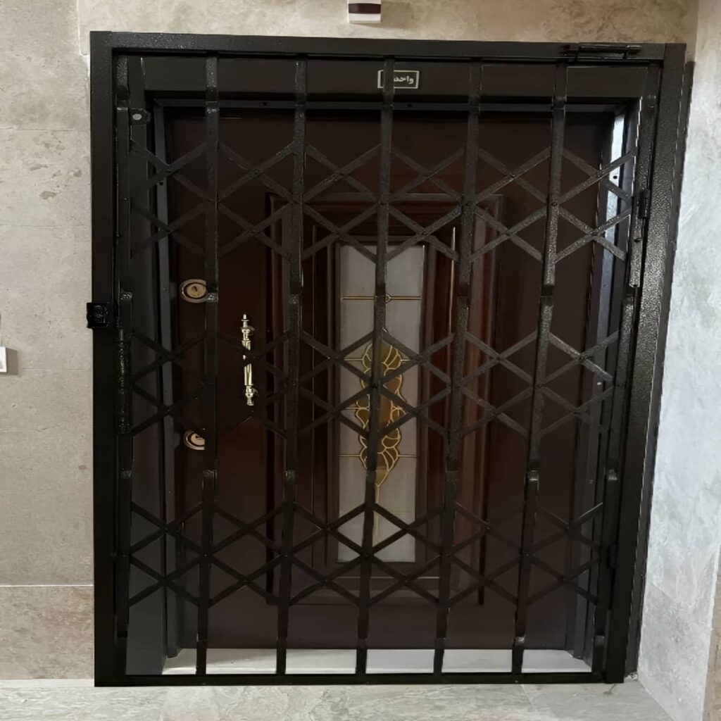 محافظ درب آپارتمان با اتصالات منظم روی چهارچوب