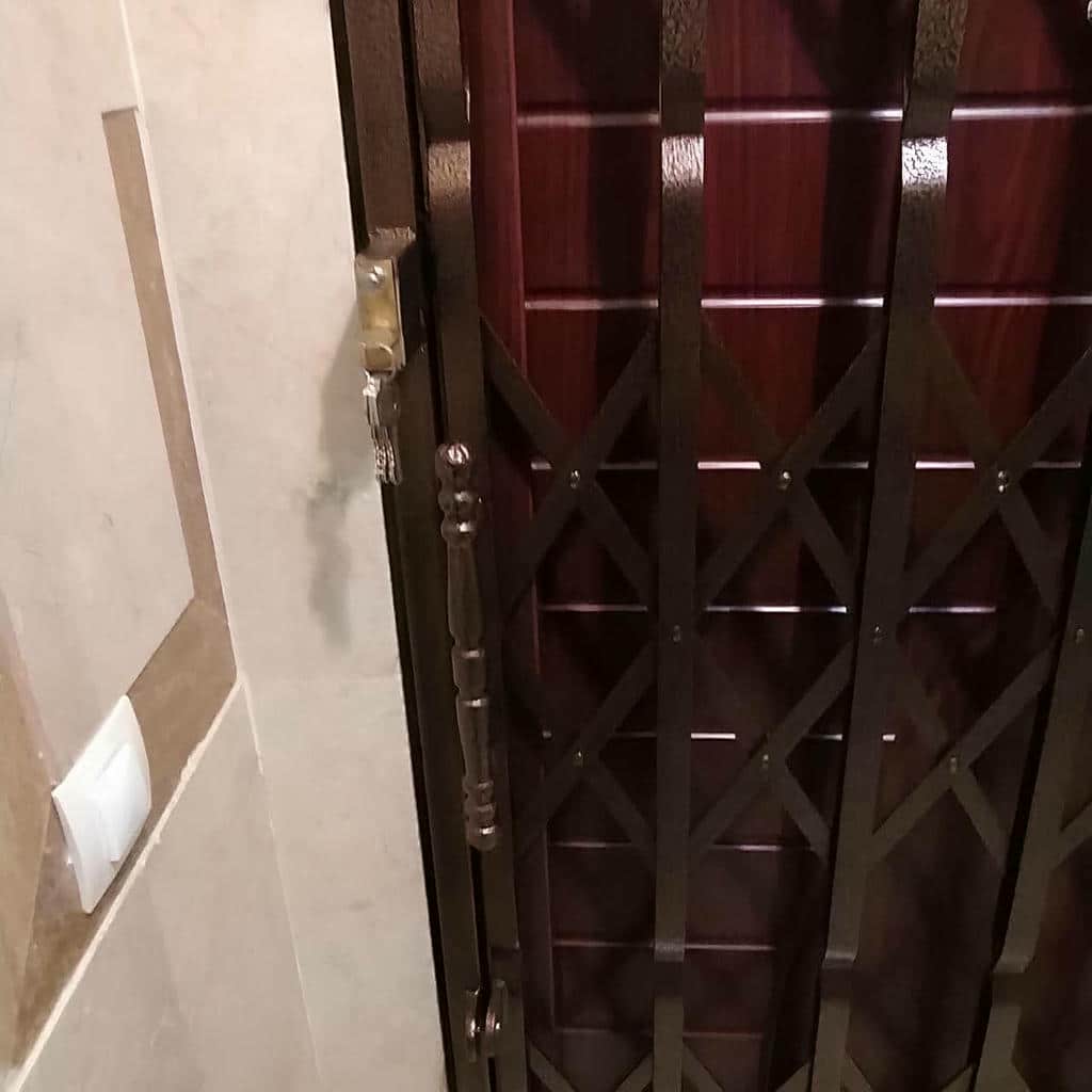 درب آکاردئونی آپارتمان با چهارچوب فلزی مناسب دهانه کم عرض