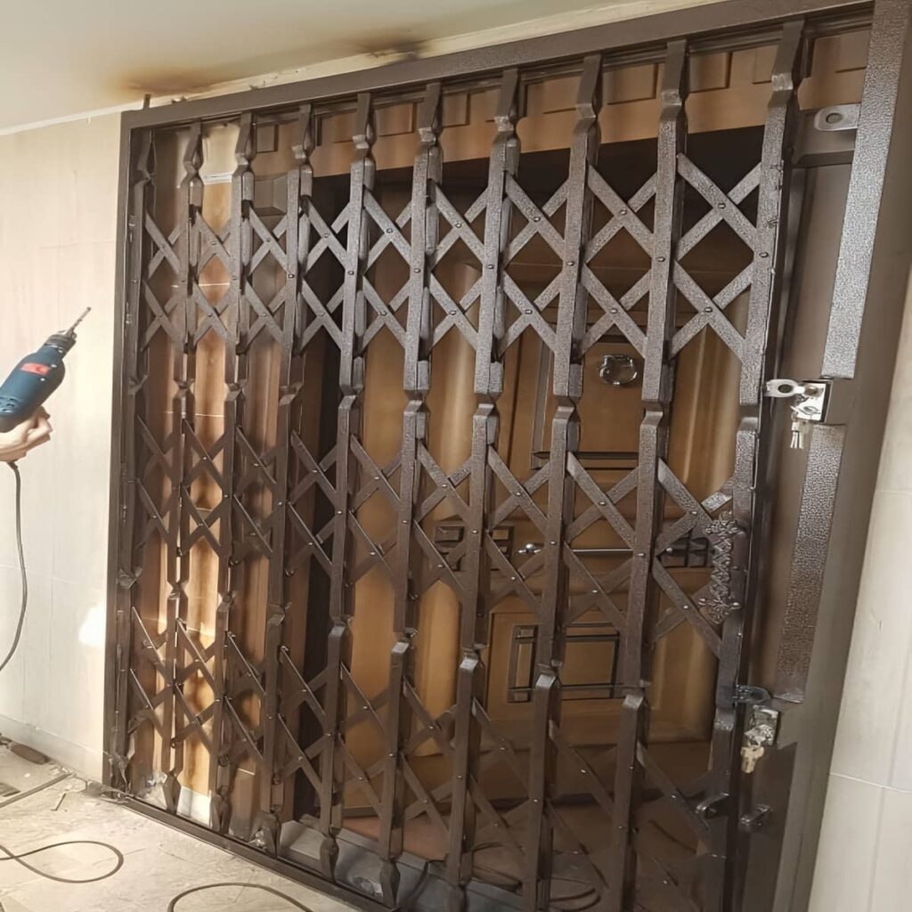 حفاظ درب آکاردئونی سفید مدل خارجی با حرکت روان برای استفاده روزانه در بیرجند