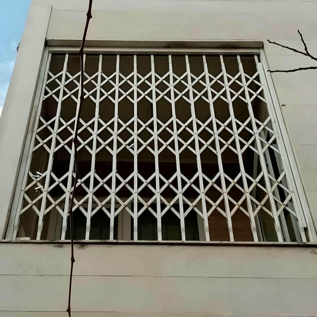 حفاظ درب ضد سرقت در حال اندازه گیری دقیق ورودی