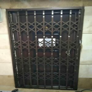 حفاظ درب آکاردئونی فلزی مشکی برای کنترل ورودی ساختمان در استان کهگیلویه و بویراحمد
